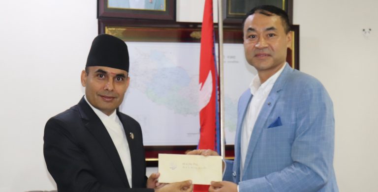 विज्ञापन बोर्डको अध्यक्षमा सन्तोष श्रेष्ठ नियुक्त, मन्त्री तिमिल्सिनाबाट लिए शपथ
